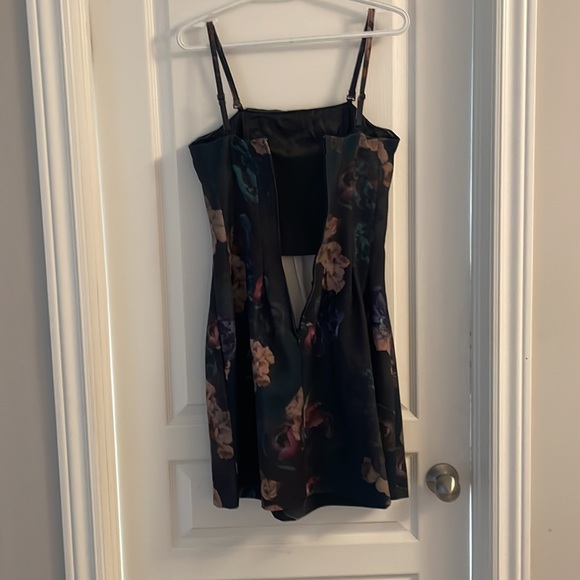 H&M flattering strapless mini dress with dark flower pattern - Picture 3 of 4